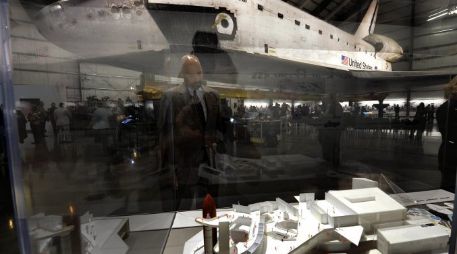 Un visitante contempla la maqueta de lo que será el centro de exposición de la nave. EFE  /