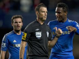 Mark Clattenburg (centro) es investigado por insultar a los jugadores del Chelsea. AFP  /