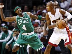 Jason Terry (4) reclama una falta de Ray Allen durante el partido entre Miami y Boston. AP  /