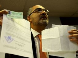 Salvador Caro muestra los supuestos papeles en los que se demuestran los actos corruptos del PRI con vendedores de calle.  /