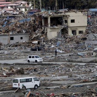Recursos para reconstruir Japón tras terremoto son desviados