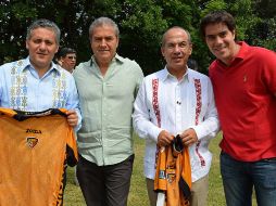 El Presidente Calderón (centro derecha) junto con los directivos de Jaguares y el Gobernador de Chiapas. EFE  /
