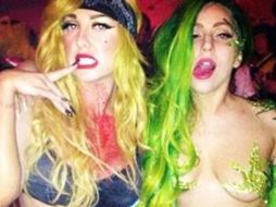 La cantante posa junto a su maquillista personal Tara Savelo. ESPECIAL  /