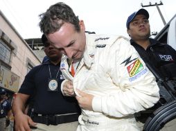 El piloto llegó a las instalaciones de la PGR en la ciudad de México custodiado por elementos de la Procuraduría. REUTERS  /