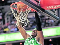 Hasta el fondo. El alero Paul Pierce clava la pelota en el cuarto periodo del partido contra los Wizards de Washington. AP  /