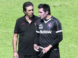 Tomás Boy y el arquero Miguel Pinto dialogan durante la práctica rojinegra, de cara al juego ante Puebla. MEXSPORT  /