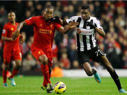 El jugador Andre Wisdom (i) de Liverpool, disputa el balón con Sammy Ameobi (d) de Newcastle, durante el partido. XINHUA  /