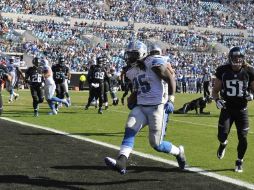 Mikel Leshoure anota uno de sus tres TD en el partido. AP  /