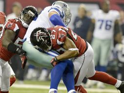 Stephen Nicholas y Robert McClain de los Halcones de Atlanta derriban a Jason Witten de Dallas. EFE  /