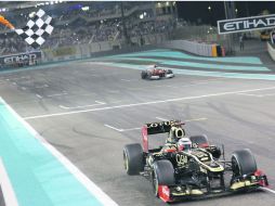 Por fin. Luego de quedarse en la orilla muchas veces esta campaña, Kimi Raikkonen recibe la bandera a cuadros en el sitio de honor. AP  /