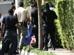 Agentes de la Procuraduría General de Justicia del Estado y miembros del IJCF acudieron para levantar el cadáver de la víctima.  /