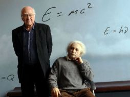 Junto a una estatua de cera de Einstein, Peter Higgs posa en el CosmoCaixa de Barcelona. EFE  /