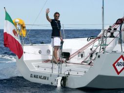 Moss al inicio del recorrido a bordo de su embarcación ''El más mejor II''. EFE  /