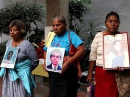 Madres en protesta con fotografías de sus hijos desaparecidos. ARCHIVO  /