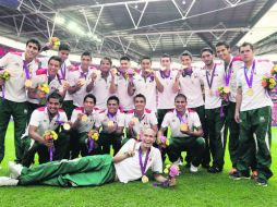 Históricos. Los Seleccionados posan con sus medallas de oro en el mítico estadio de Wembley. GETTY IMAGES SPORT  /