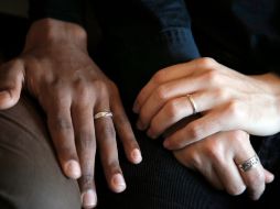 Hollande promete que la ley que autoriza el matrimonio y la adopción homosexual entrará en vigor en el transcurso del 2013. ARCHIVO  /