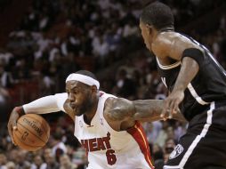 LeBron James (i) mostró un gran juego individual. REUTERS  /