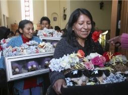 Los devotos llevan las calaveras al cementerio en un barrio de La Paz. REUTERS  /