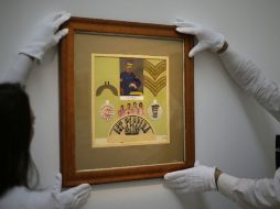 Empleados de Sotherbhy's acomodan la obra de Peter Blake. EFE  /