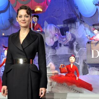 Marion Cotillard ilumina la 'Navidad Dior'