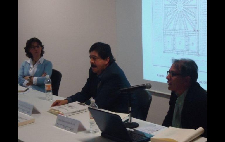 Jorge Trujillo Bretón (d) presenta su libro. Lo acompañan Rodolfo Gutiérrez Zermeño y la historiadora Rebeca García.  /