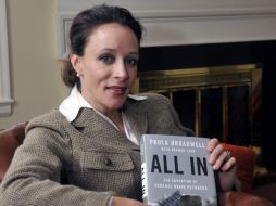 Paula Broadwell posa con una edición de la vida de Petraeus. AP  /