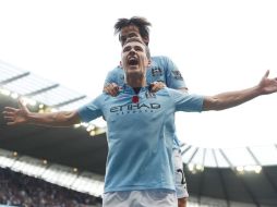 El bosnio Edin Dzeko celebra su anotación en el partido que acerca al ManCity al liderato de la tabla en liga premier. EFE  /