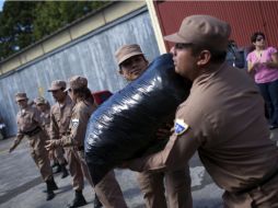 Fuerzas militares de Guatemala aún cargan reservas para ayuda humanitaria tras el sismo ocurrido hace cuatro días. XINHUA  /