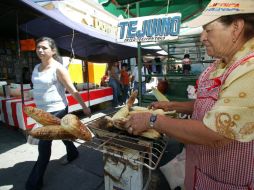 Muchos de los alfareros del tianguis de Tonalá optaron por vender comida. ARCHIVO  /