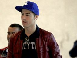 Cristiano Ronaldo, en cuyo rostro puede apreciarse el fuerte golpe que recibió en la ceja tras un choque con David Navarro. EFE  /