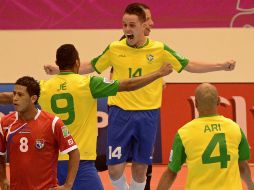 Rodrigo de Brasil (c) celebra con su equipo tras anotar un gol. AFP  /