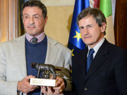 Sylvester Stallone recibe hoy en el Ayuntamiento de Roma una reproducción de la Loba Capitolina. AFP  /