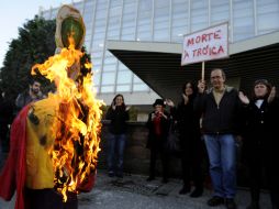 Los manifestantes quemaron un muñeco que representaba a la canciller vestida con uniforme nazi.EFE  /