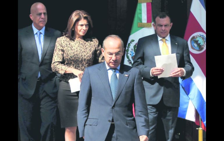 Felipe Calderón reunió a Porfirio Lobos (Honduras), derecha; Laura Chinchilla (Costa Rica) y Dean Barrow (Belice). EL UNIVERSAL  /