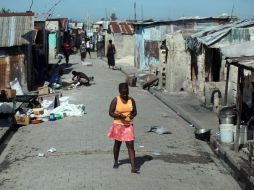 Una mujer camina por una calle en el barrio Cité Soleil de Puerto Príncipe. EFE  /