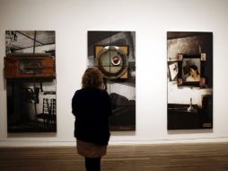 Personal de la Tate Modern observan la obra pictórica 'NSK Embassy Moscow', realizada por el colectivo de artistas esloveno Irwin. EFE  /