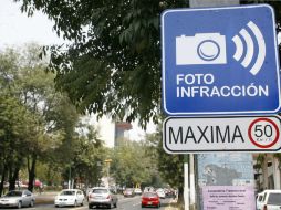 Los adolescentes fueron detenidos porque tumbaron y provocaron daños severos al equipo del sistema de fotomultas. ARCHIVO  /