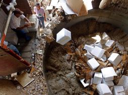 El papel entró a proceso de destrucción en una  máquina similar a una licuadora donde, al mezclarlo con agua y cartón, se muele.  /