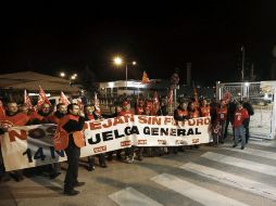 Un mitin en la Puerta del Sol de Madrid, horas antes del inicio de la huelga general. EFE  /