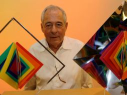 León Leroy explicó su andar por el mundo del diseño al detallar sus piezas creadas en aluminio, acrílico y mica.  /