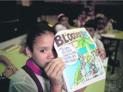 Una niña cubana muestra su tarea acerca de la prohibición comercial contra Cuba. AP  /