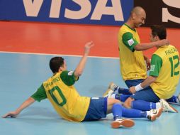 Falcao (c) celebra con sus compañeros el gol que le dio el triunfo a su equipo. AFP  /