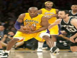 El escolta de Los Ángeles Lakers Kobe Bryant (i), con el balón ante Manu Ginobli. EFE  /