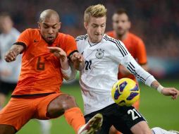 Nigel de Jong pelea por el balón con Marco Reus de Alemania. AP  /