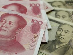 El yen tuvo su mayor caída en dos meses frente al dólar y el euro. ARCHIVO  /