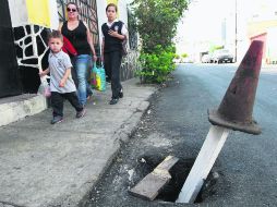 En el cruce de las calles Manuel Acuña y Jaime Nuno, se ubica uno de los muchos huecos que deja la ausencia de las rejillas.  /
