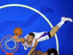 Blake Griffin de los Clippers al momento de encestar. AP  /