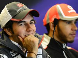 Sergio Pérez (i), de Sauber, y el británico Lewis Hamilton comparecen en una rueda de prensa en Austin. EFE  /