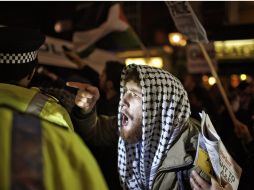 Manifestantes propalestinos gritan consignas en una marcha contra Israel en Londres, Reino Unido. EFE  /