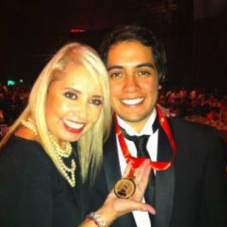 Carla Estrada festeja el triunfo de su hijo en el Grammy Latino